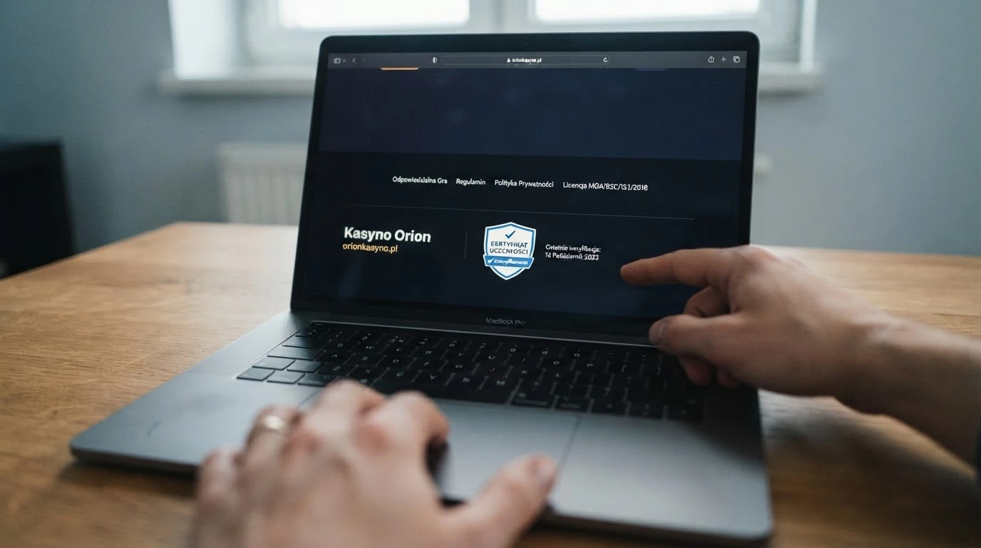 Zbliżenie na stopkę strony kasyna online — widoczna aktywna pieczęć Malta Gaming Authority z datą i numerem licencji
